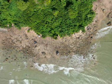 Buntal, Sarawak Malezya - 25 Aralık 2020: Sarawak Malezya 'daki Güzel Balıkçı Köyü, Güney Çin Denizi' nin yanında, arka planda güçlü Santubong Dağı var.