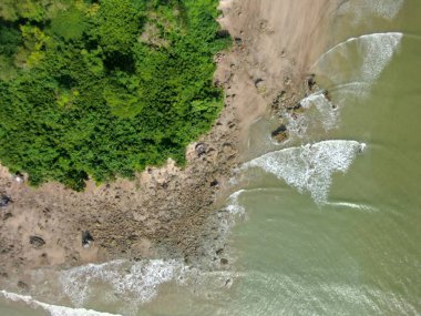 Buntal, Sarawak Malezya - 25 Aralık 2020: Sarawak Malezya 'daki Güzel Balıkçı Köyü, Güney Çin Denizi' nin yanında, arka planda güçlü Santubong Dağı var.