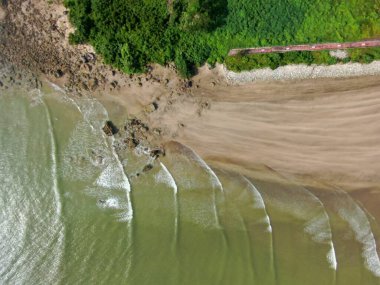 Buntal, Sarawak Malezya - 25 Aralık 2020: Sarawak Malezya 'daki Güzel Balıkçı Köyü, Güney Çin Denizi' nin yanında, arka planda güçlü Santubong Dağı var.