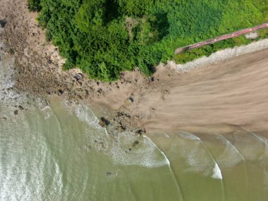 Buntal, Sarawak Malezya - 25 Aralık 2020: Sarawak Malezya 'daki Güzel Balıkçı Köyü, Güney Çin Denizi' nin yanında, arka planda güçlü Santubong Dağı var.