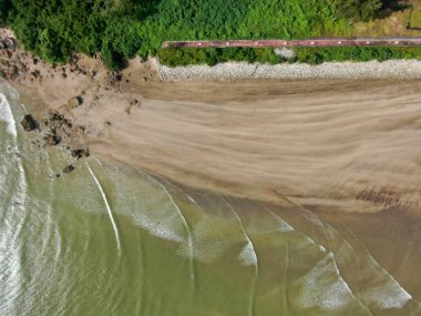 Buntal, Sarawak Malezya - 25 Aralık 2020: Sarawak Malezya 'daki Güzel Balıkçı Köyü, Güney Çin Denizi' nin yanında, arka planda güçlü Santubong Dağı var.