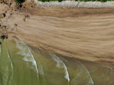 Buntal, Sarawak Malezya - 25 Aralık 2020: Sarawak Malezya 'daki Güzel Balıkçı Köyü, Güney Çin Denizi' nin yanında, arka planda güçlü Santubong Dağı var.