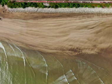 Buntal, Sarawak Malezya - 25 Aralık 2020: Sarawak Malezya 'daki Güzel Balıkçı Köyü, Güney Çin Denizi' nin yanında, arka planda güçlü Santubong Dağı var.