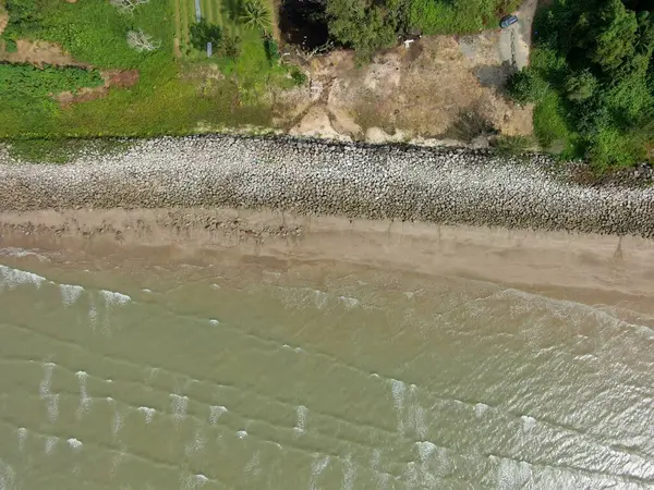 Buntal, Sarawak Malezya - 25 Aralık 2020: Sarawak Malezya 'daki Güzel Balıkçı Köyü, Güney Çin Denizi' nin yanında, arka planda güçlü Santubong Dağı var.