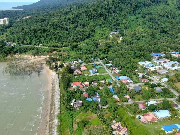 Buntal, Sarawak Malezya - 25 Aralık 2020: Sarawak Malezya 'daki Güzel Balıkçı Köyü, Güney Çin Denizi' nin yanında, arka planda güçlü Santubong Dağı var.