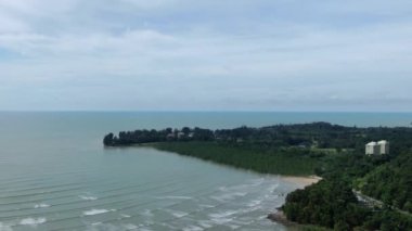 Buntal, Sarawak Malezya - 25 Aralık 2020: Sarawak Malezya 'daki Güzel Balıkçı Köyü, Güney Çin Denizi' nin yanında, arka planda güçlü Santubong Dağı var.