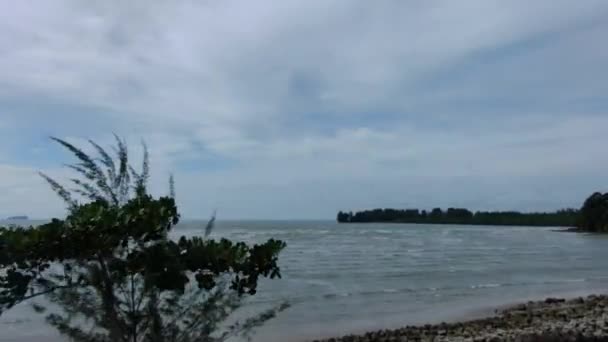 マレーシア サラワク州バンタル2020年12月25日南シナ海に面したサラワク マレーシアの美しい漁村バンタル山を背景に — ストック動画