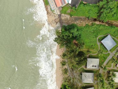 Santubong, Sarawak / Malezya - 29 Aralık 2020: Santubong 'un Yaratıcı Hava Atışları ve Malezya' nın Damai Sahilleri, Güney Çin Denizi 'nin yanında, arka planda Santubong Dağı bulunuyor..