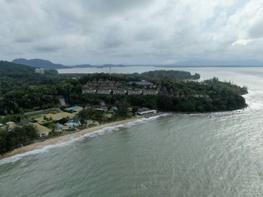 Santubong, Sarawak / Malezya - 29 Aralık 2020: Santubong 'un Yaratıcı Hava Atışları ve Malezya' nın Damai Sahilleri, Güney Çin Denizi 'nin yanında, arka planda Santubong Dağı bulunuyor..