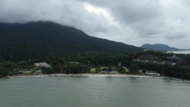 Santubong 'un yaratıcı hava atışları ve Sarawak Malezya' nın Damai sahilleri, Güney Çin Denizi 'nin yanında, arka planda güçlü Santubong Dağı var.