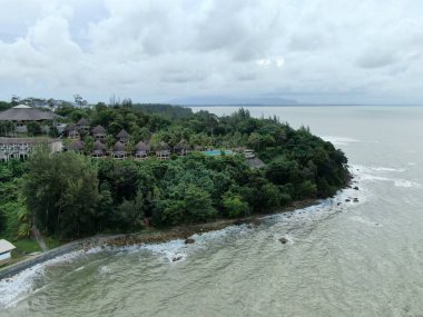 Santubong, Sarawak / Malezya - 29 Aralık 2020: Santubong 'un Yaratıcı Hava Atışları ve Malezya' nın Damai Sahilleri, Güney Çin Denizi 'nin yanında, arka planda Santubong Dağı bulunuyor..