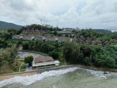 Santubong, Sarawak / Malezya - 29 Aralık 2020: Santubong 'un Yaratıcı Hava Atışları ve Malezya' nın Damai Sahilleri, Güney Çin Denizi 'nin yanında, arka planda Santubong Dağı bulunuyor..