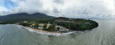 Santubong, Sarawak / Malezya - 29 Aralık 2020: Santubong 'un Yaratıcı Hava Atışları ve Malezya' nın Damai Sahilleri, Güney Çin Denizi 'nin yanında, arka planda Santubong Dağı bulunuyor..