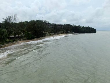 Santubong, Sarawak / Malezya - 29 Aralık 2020: Santubong 'un Yaratıcı Hava Atışları ve Malezya' nın Damai Sahilleri, Güney Çin Denizi 'nin yanında, arka planda Santubong Dağı bulunuyor..