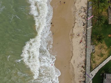 Santubong, Sarawak / Malezya - 29 Aralık 2020: Santubong 'un Yaratıcı Hava Atışları ve Malezya' nın Damai Sahilleri, Güney Çin Denizi 'nin yanında, arka planda Santubong Dağı bulunuyor..