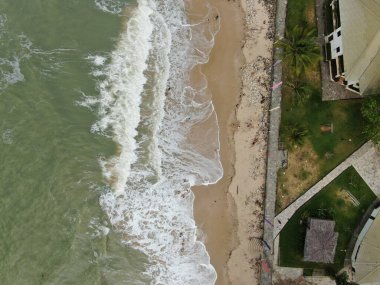 Santubong, Sarawak / Malezya - 29 Aralık 2020: Santubong 'un Yaratıcı Hava Atışları ve Malezya' nın Damai Sahilleri, Güney Çin Denizi 'nin yanında, arka planda Santubong Dağı bulunuyor..