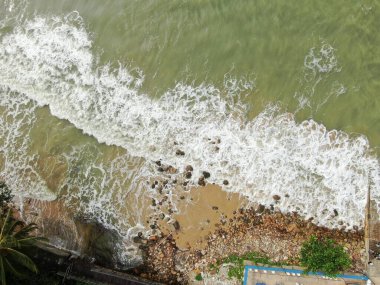 Santubong, Sarawak / Malezya - 29 Aralık 2020: Santubong 'un Yaratıcı Hava Atışları ve Malezya' nın Damai Sahilleri, Güney Çin Denizi 'nin yanında, arka planda Santubong Dağı bulunuyor..