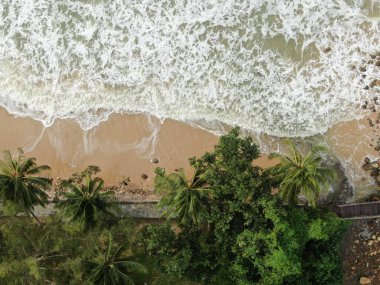 Santubong, Sarawak / Malezya - 29 Aralık 2020: Santubong 'un Yaratıcı Hava Atışları ve Malezya' nın Damai Sahilleri, Güney Çin Denizi 'nin yanında, arka planda Santubong Dağı bulunuyor..
