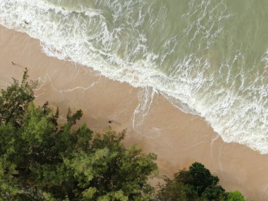 Santubong, Sarawak / Malezya - 29 Aralık 2020: Santubong 'un Yaratıcı Hava Atışları ve Malezya' nın Damai Sahilleri, Güney Çin Denizi 'nin yanında, arka planda Santubong Dağı bulunuyor..