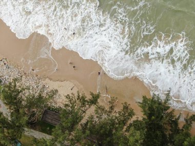 Santubong, Sarawak / Malezya - 29 Aralık 2020: Santubong 'un Yaratıcı Hava Atışları ve Malezya' nın Damai Sahilleri, Güney Çin Denizi 'nin yanında, arka planda Santubong Dağı bulunuyor..
