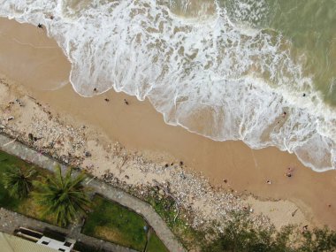 Santubong, Sarawak / Malezya - 29 Aralık 2020: Santubong 'un Yaratıcı Hava Atışları ve Malezya' nın Damai Sahilleri, Güney Çin Denizi 'nin yanında, arka planda Santubong Dağı bulunuyor..