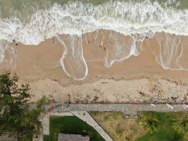 Santubong, Sarawak / Malezya - 29 Aralık 2020: Santubong 'un Yaratıcı Hava Atışları ve Malezya' nın Damai Sahilleri, Güney Çin Denizi 'nin yanında, arka planda Santubong Dağı bulunuyor..