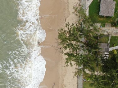 Santubong, Sarawak / Malezya - 29 Aralık 2020: Santubong 'un Yaratıcı Hava Atışları ve Malezya' nın Damai Sahilleri, Güney Çin Denizi 'nin yanında, arka planda Santubong Dağı bulunuyor..