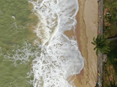 Santubong, Sarawak / Malezya - 29 Aralık 2020: Santubong 'un Yaratıcı Hava Atışları ve Malezya' nın Damai Sahilleri, Güney Çin Denizi 'nin yanında, arka planda Santubong Dağı bulunuyor..