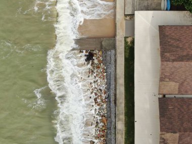 Santubong, Sarawak / Malezya - 29 Aralık 2020: Santubong 'un Yaratıcı Hava Atışları ve Malezya' nın Damai Sahilleri, Güney Çin Denizi 'nin yanında, arka planda Santubong Dağı bulunuyor..