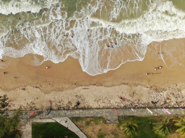 Santubong, Sarawak / Malezya - 29 Aralık 2020: Santubong 'un Yaratıcı Hava Atışları ve Malezya' nın Damai Sahilleri, Güney Çin Denizi 'nin yanında, arka planda Santubong Dağı bulunuyor..