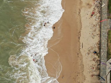 Santubong, Sarawak / Malezya - 29 Aralık 2020: Santubong 'un Yaratıcı Hava Atışları ve Malezya' nın Damai Sahilleri, Güney Çin Denizi 'nin yanında, arka planda Santubong Dağı bulunuyor..