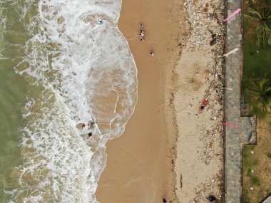 Santubong, Sarawak / Malezya - 29 Aralık 2020: Santubong 'un Yaratıcı Hava Atışları ve Malezya' nın Damai Sahilleri, Güney Çin Denizi 'nin yanında, arka planda Santubong Dağı bulunuyor..