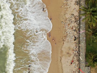 Santubong, Sarawak / Malezya - 29 Aralık 2020: Santubong 'un Yaratıcı Hava Atışları ve Malezya' nın Damai Sahilleri, Güney Çin Denizi 'nin yanında, arka planda Santubong Dağı bulunuyor..