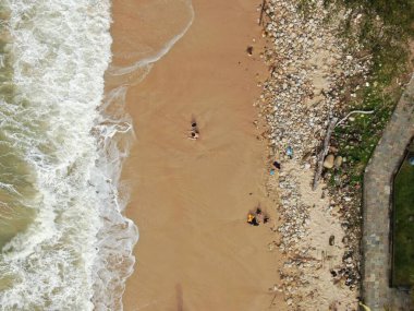 Santubong, Sarawak / Malezya - 29 Aralık 2020: Santubong 'un Yaratıcı Hava Atışları ve Malezya' nın Damai Sahilleri, Güney Çin Denizi 'nin yanında, arka planda Santubong Dağı bulunuyor..