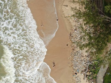Santubong, Sarawak / Malezya - 29 Aralık 2020: Santubong 'un Yaratıcı Hava Atışları ve Malezya' nın Damai Sahilleri, Güney Çin Denizi 'nin yanında, arka planda Santubong Dağı bulunuyor..