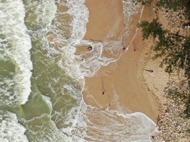 Santubong, Sarawak / Malezya - 29 Aralık 2020: Santubong 'un Yaratıcı Hava Atışları ve Malezya' nın Damai Sahilleri, Güney Çin Denizi 'nin yanında, arka planda Santubong Dağı bulunuyor..