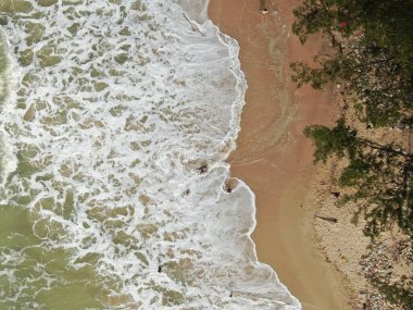 Santubong, Sarawak / Malezya - 29 Aralık 2020: Santubong 'un Yaratıcı Hava Atışları ve Malezya' nın Damai Sahilleri, Güney Çin Denizi 'nin yanında, arka planda Santubong Dağı bulunuyor..