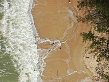 Santubong, Sarawak / Malezya - 29 Aralık 2020: Santubong 'un Yaratıcı Hava Atışları ve Malezya' nın Damai Sahilleri, Güney Çin Denizi 'nin yanında, arka planda Santubong Dağı bulunuyor..