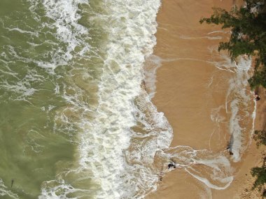 Santubong, Sarawak / Malezya - 29 Aralık 2020: Santubong 'un Yaratıcı Hava Atışları ve Malezya' nın Damai Sahilleri, Güney Çin Denizi 'nin yanında, arka planda Santubong Dağı bulunuyor..