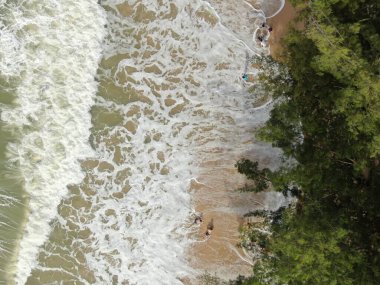 Santubong, Sarawak / Malezya - 29 Aralık 2020: Santubong 'un Yaratıcı Hava Atışları ve Malezya' nın Damai Sahilleri, Güney Çin Denizi 'nin yanında, arka planda Santubong Dağı bulunuyor..