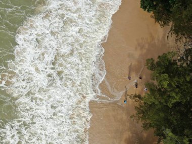 Santubong, Sarawak / Malezya - 29 Aralık 2020: Santubong 'un Yaratıcı Hava Atışları ve Malezya' nın Damai Sahilleri, Güney Çin Denizi 'nin yanında, arka planda Santubong Dağı bulunuyor..