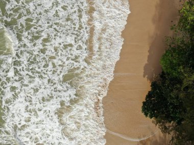 Santubong, Sarawak / Malezya - 29 Aralık 2020: Santubong 'un Yaratıcı Hava Atışları ve Malezya' nın Damai Sahilleri, Güney Çin Denizi 'nin yanında, arka planda Santubong Dağı bulunuyor..