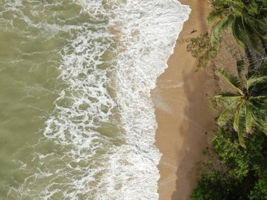 Santubong, Sarawak / Malezya - 29 Aralık 2020: Santubong 'un Yaratıcı Hava Atışları ve Malezya' nın Damai Sahilleri, Güney Çin Denizi 'nin yanında, arka planda Santubong Dağı bulunuyor..