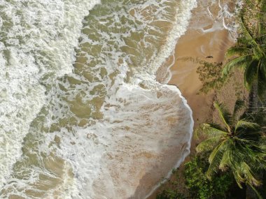 Santubong, Sarawak / Malezya - 29 Aralık 2020: Santubong 'un Yaratıcı Hava Atışları ve Malezya' nın Damai Sahilleri, Güney Çin Denizi 'nin yanında, arka planda Santubong Dağı bulunuyor..