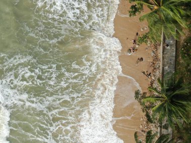 Santubong, Sarawak / Malezya - 29 Aralık 2020: Santubong 'un Yaratıcı Hava Atışları ve Malezya' nın Damai Sahilleri, Güney Çin Denizi 'nin yanında, arka planda Santubong Dağı bulunuyor..