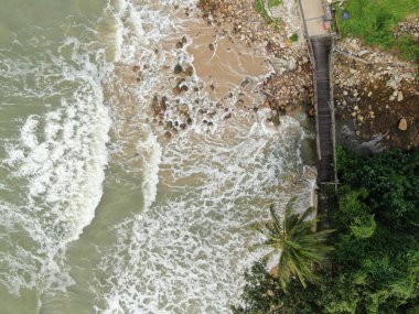 Santubong, Sarawak / Malezya - 29 Aralık 2020: Santubong 'un Yaratıcı Hava Atışları ve Malezya' nın Damai Sahilleri, Güney Çin Denizi 'nin yanında, arka planda Santubong Dağı bulunuyor..