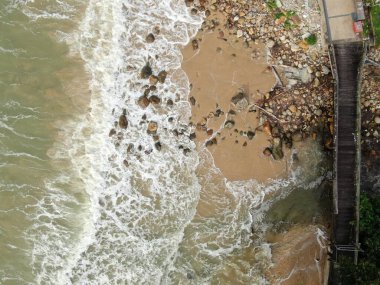 Santubong, Sarawak / Malezya - 29 Aralık 2020: Santubong 'un Yaratıcı Hava Atışları ve Malezya' nın Damai Sahilleri, Güney Çin Denizi 'nin yanında, arka planda Santubong Dağı bulunuyor..