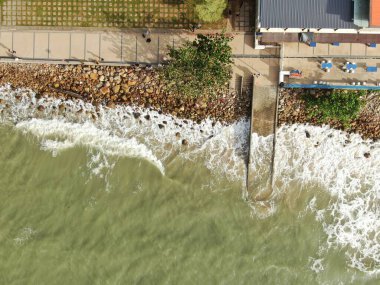 Santubong, Sarawak / Malezya - 29 Aralık 2020: Santubong 'un Yaratıcı Hava Atışları ve Malezya' nın Damai Sahilleri, Güney Çin Denizi 'nin yanında, arka planda Santubong Dağı bulunuyor..