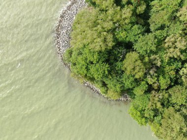 Santubong, Sarawak / Malezya - 29 Aralık 2020: Santubong 'un Yaratıcı Hava Atışları ve Malezya' nın Damai Sahilleri, Güney Çin Denizi 'nin yanında, arka planda Santubong Dağı bulunuyor..