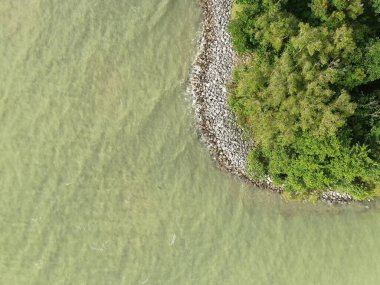 Santubong, Sarawak / Malezya - 29 Aralık 2020: Santubong 'un Yaratıcı Hava Atışları ve Malezya' nın Damai Sahilleri, Güney Çin Denizi 'nin yanında, arka planda Santubong Dağı bulunuyor..